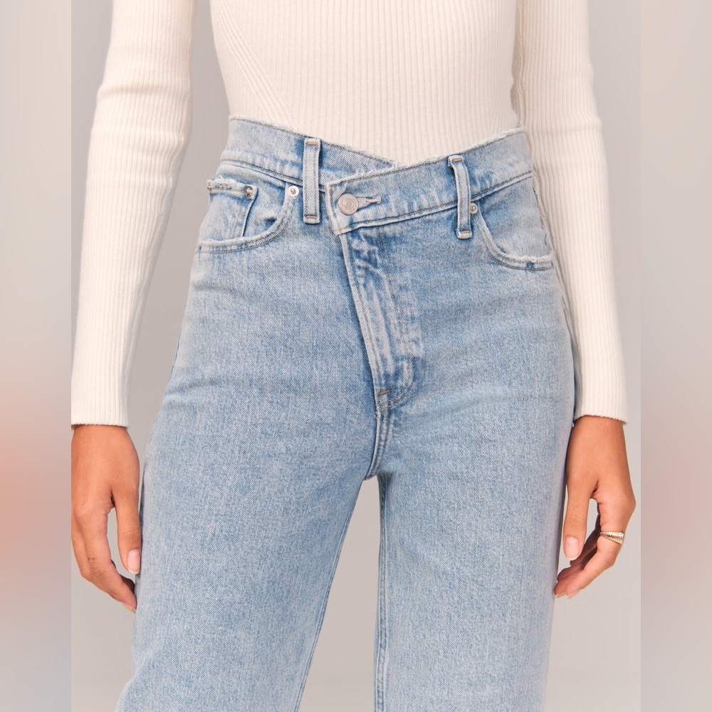 Abercrombie Ultra High Rise 90s Straight Jean - Picture 2 of 9